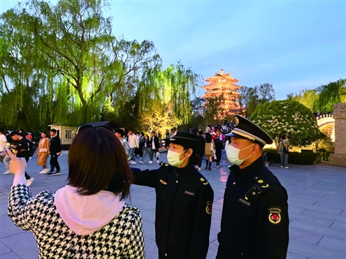 身着制服的执法队员是游客问路的首选对象 记者王颂博摄